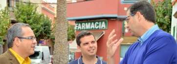 Francisco López Artiles (d) dialoga con los exconsejeros insulares del PP, en el acto de presentación de la candidatura de Castellano (Foto Antonio Alí)