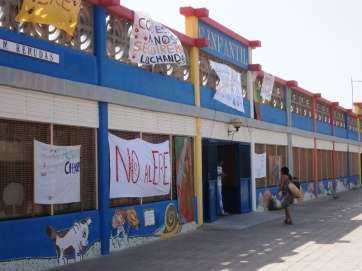 Imagen de archivo de la Escuela Infantil de Las Remudas, con pancartas en contra de su cierre (Foto TA)