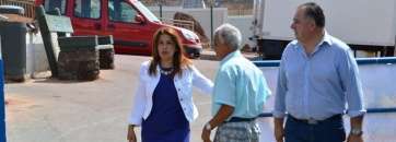 La alcaldesa y el concejal de Festejos, hace unos minutos en el muelle de Taliarte (Foto TA)