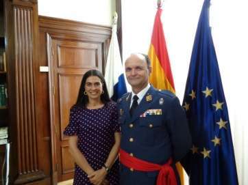 Momento de la despedida de la delegada del Gobierno en Canarias al teniente general del Ejército del Aire (Foto TA)