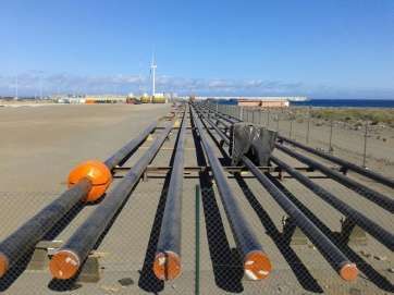 Tubos en el muelle de Arinaga (Foto TA)