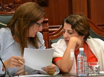 La alcaldesa Carmen Hernández conversa con la interventora del Ayuntamiento durante el último Pleno de la Corporación (Foto TA)