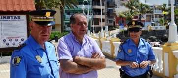 Juan Martel, junto a Ramos (i) y exagente Déniz, ya jubilado, hace dos años (Foto TA)