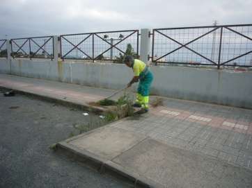 Un operario municipal realizando tareas de desbroce (Foto TA)