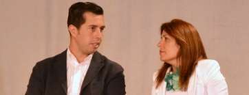 La alcaldesa charla con el portavoz socialista, Alejandro Ramos, momentos antes del inicio del acto (Foto TA)