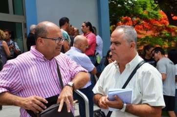 El concejal de Aguas, Agustín Arencibia, de charla con el periodista Pedro Hernández, este viernes en la Casa de la Cultura (Foto TA)