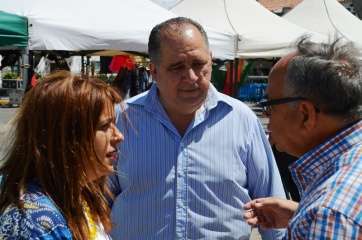 El concejal de Transportes de Telde, Juan Martel (c), con la alcaldesa y el dirigente vecinal Carmelo Almeida  (Foto TA)