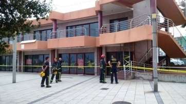 Imagen de archivo del abandonado edificio comercial de La Garita durante una intervención de los Bomberos (Foto TA)