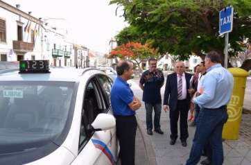 El consejero de Transporte del Cabildo, Francisco Trujillo, habla con los taxistas (Foto TA)