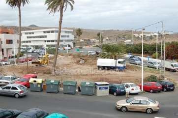 Uno de los solares que han sido reabiertos como aparcamiento gratis (Foto TA)
