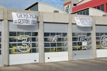 Pancartas en la cochera del parque zonal de bomberos de Telde (Foto TA)