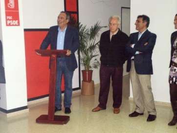 Alcaraz (i) y José Antonio Pérera (d), en el acto de homenaje a Enrique Carrillo (c) que le tributó la Agrupación Juan Negrín en 2009 (Foto TA)