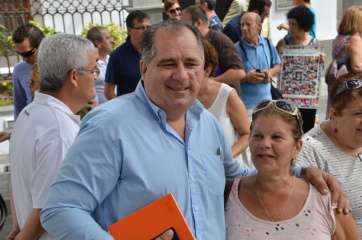 Juan Martel, concejal de Festejos, con una vecina (Foto TA)