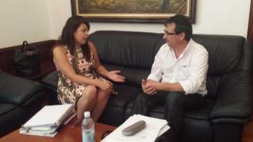 Momento de la reunión entre el concejal de Urbanismo, Juan Francisco Artiles, y la consejera de Industria del Cabildo, Minerva Alonso (Foto TA)