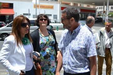 La alcaldesa con el concejal de Recursos Humanos, el socialista Gregorio Viera (Foto TA)