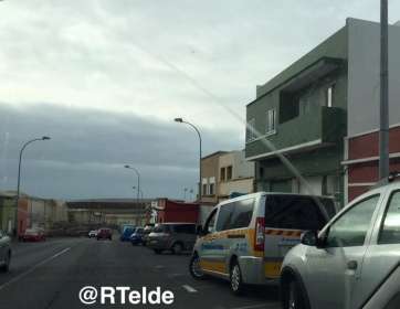 El vehículo, captado esta mañana en la vía de bajada de la carretera de Melenara (Foto Radar Telde)