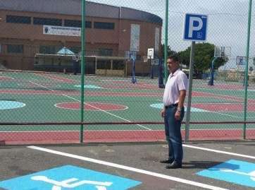 El concejal de Deportes, en el lugar de las dos nuevas plazas de aparcamiento (Foto TA)
