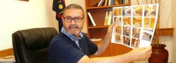 El concejal Gregorio Viera muestra uno de los carteles informativos que orientarán a los ciudadanos (Foto TA)