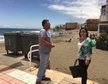 Saraiba Leal, concejala de Sanidad del Ayuntamiento de Telde, junto a un técnico municipal (Foto TA)
