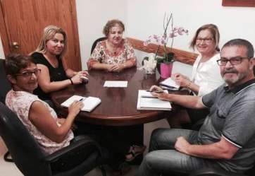 El concejal Gregorio Viera junto a las representantes del colectivo Frida Khalo (Foto TA)