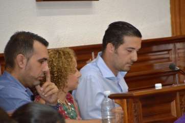 Juan Antonio Peña (c), portavoz de Unidos por Gran Canaria, con la también concejala de su grupo, Vanessa Cruz (Foto TA)