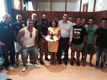 La alcaldesa y el concejal de Deportes con miembros del club teldense (Foto TA)