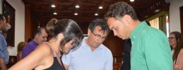 Juan Francisco Artiles, concejal de Urbanismo, consulta un documento en presencia de los dos ediles de SPG Foto TA)