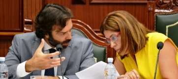 La alcaldesa y el secretario de la Corporación, en un momento del Pleno de este viernes (Foto TA)