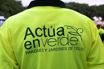 Logotipo del servicio en la vestimenta de trabajo de un operario de FCC (Foto TA)