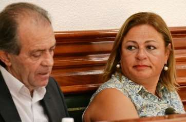 José Suárez y Mari Carmen Castellano, concejales del PP de Telde, durante el último Pleno municipal (Foto TA)