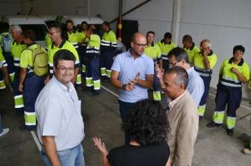 Los concejales Juan Fco. Artiles y Álvaro Monzón, esta mañana junto a la plantilla de FCC que presta el servicio de Parques y Jardines (Foto TA)