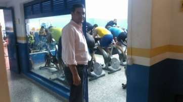 El concejal de Deportes, Diego Ojeda, en la sala de spinning (Foto TA)