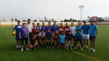 El concejal con el equipo femenino, ayer por la tarde en Las Remudas (Foto TA)