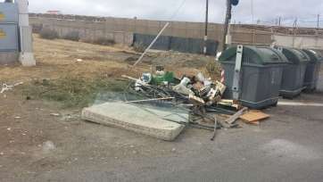 Enseres abandonados y basuras se acumulan junto a los contenedores ubicados en el Camino de Juan Inglés (Foto TA)