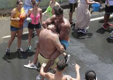 Momento de la pelea durante el desarrollo de la fiesta del agua (Foto Francisco Socorro-C7)