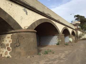 Muros pintados del puente de los Siete Ojos (Foto TA)