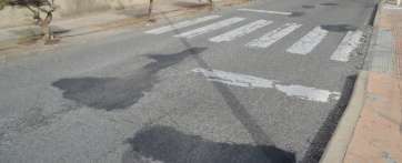 Baches alquitranado en la vía trasera de la Residencia Mixta de Taliarte (Foto TA)