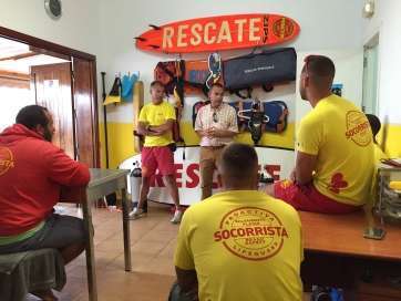 Álvaro Monzón, concejal de Playas del Ayuntamiento de Telde, junto al personal de Proactiva en una imagen reciente (Foto TA)