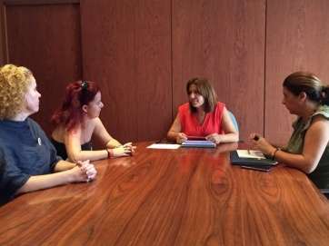 La alcaldesa con miembros de la plataforma (Foto TA)