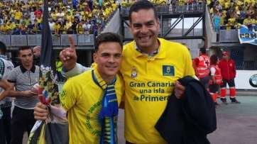 Imagen del jugador Roque Mesa junto al concejal de Deportes, Diego Ojeda (Foto TA)