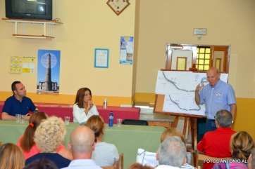 Imagen de la asamblea informativa celebrada el pasado viernes en Caserones (Foto Antonio Alí)