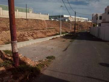 Imagen de las obras sin finalizar en la calle de La Rosa (Foto TA)