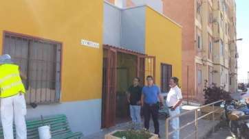 Obras de remozamiento de la fachada de la sede vecinal de Meclasa en Melenara (Foto TA)