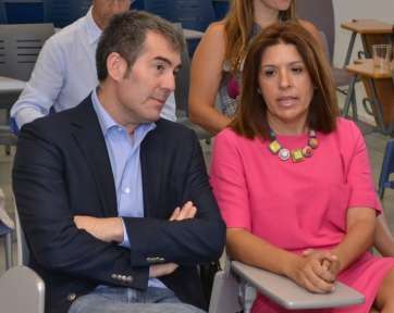 Fernando Clavijo y Carmen Hernández, conversan durante una visita a Taliarte (Foto TA)