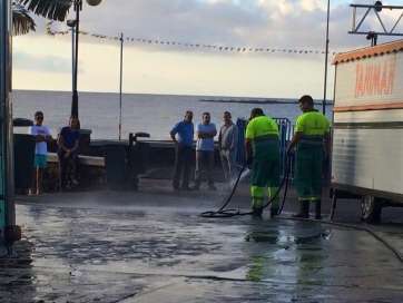 Operarios de limpieza, el pasado domingo actuando en Melenara tras los fuegos (Foto TA)