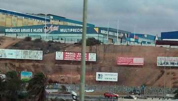 Imagen de varias vallas publicitarias instaladas en la zona industrial de Jinámar, junto a la autopista GC-1 (Foto TA)