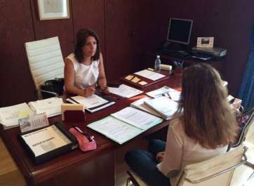 Imagen de la alcaldesa Carmen Hernández, trabajando en su despacho (Foto TA)