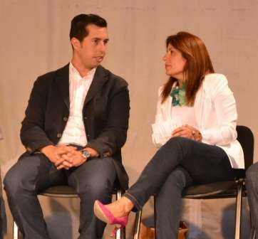 El concejal Alejandro Ramos, responsable de la asesoría jurídica, junto a la alcaldesa Carmen Hernández (Foto TA)