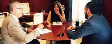 Carmen Hernández, durante el encuentro con Víctor González (i) y José Gregorio Pérez (d) (Foto TA)