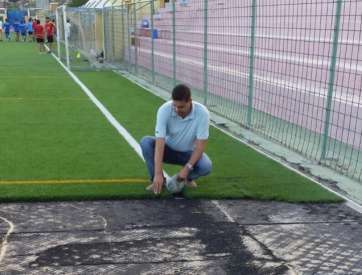 El concejal Diego Ojeda comprueba la magnitud del robo en el campo de fútbol de La Herradura (Foto TA)